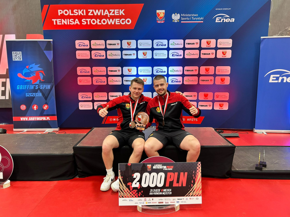 Na zdjęciu siedzący ludzie 