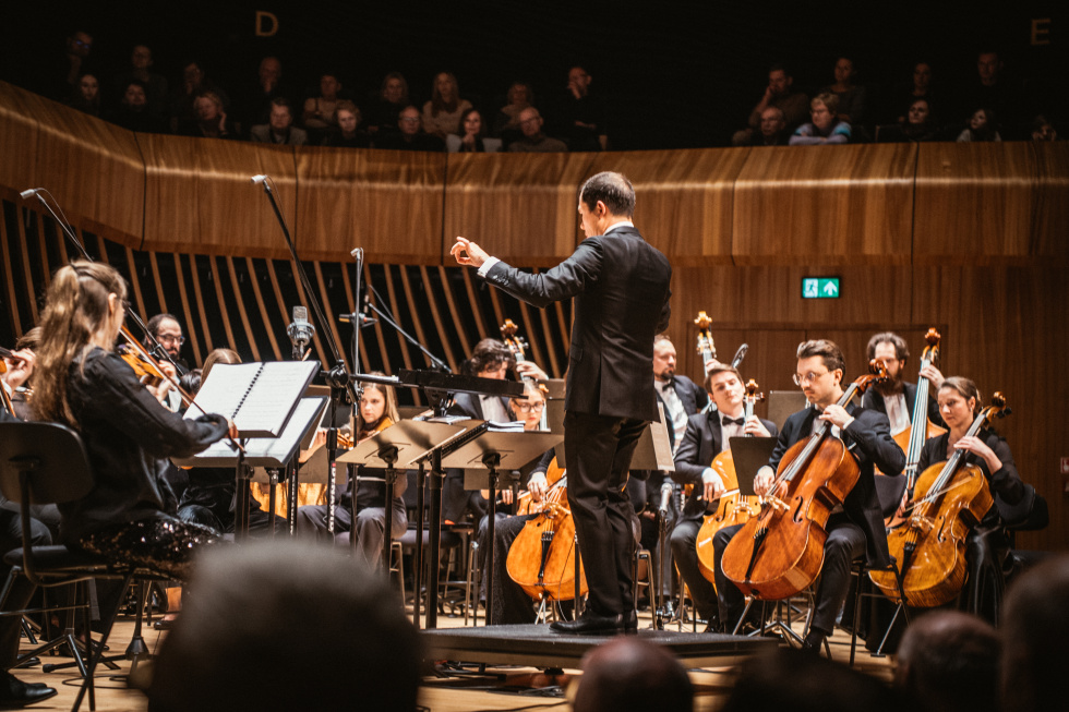 Na zdjęciu Cavatina Philharmonic Orchestra i dyrygent Stanley Dodds