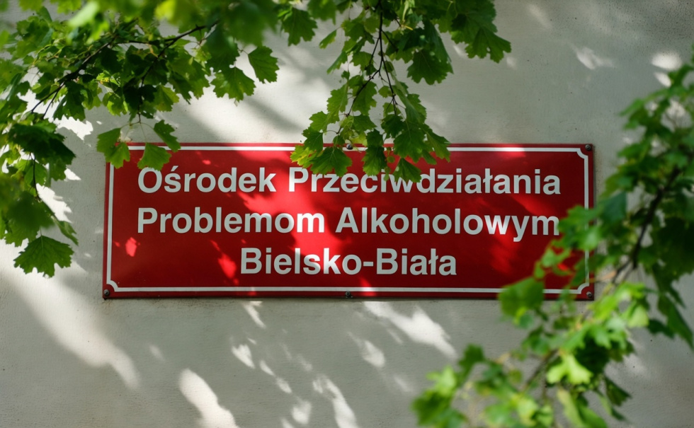 Na zdjęciu tablica z napisem Ośrodek Przeciwdziałania Problemom Alkoholowym
