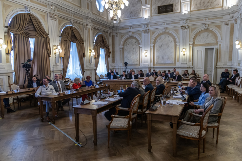 Na zdjęciu siedzący ludzie 