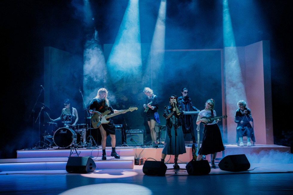 Na zdjęciu kobiecy zespół muzyczny na scenie