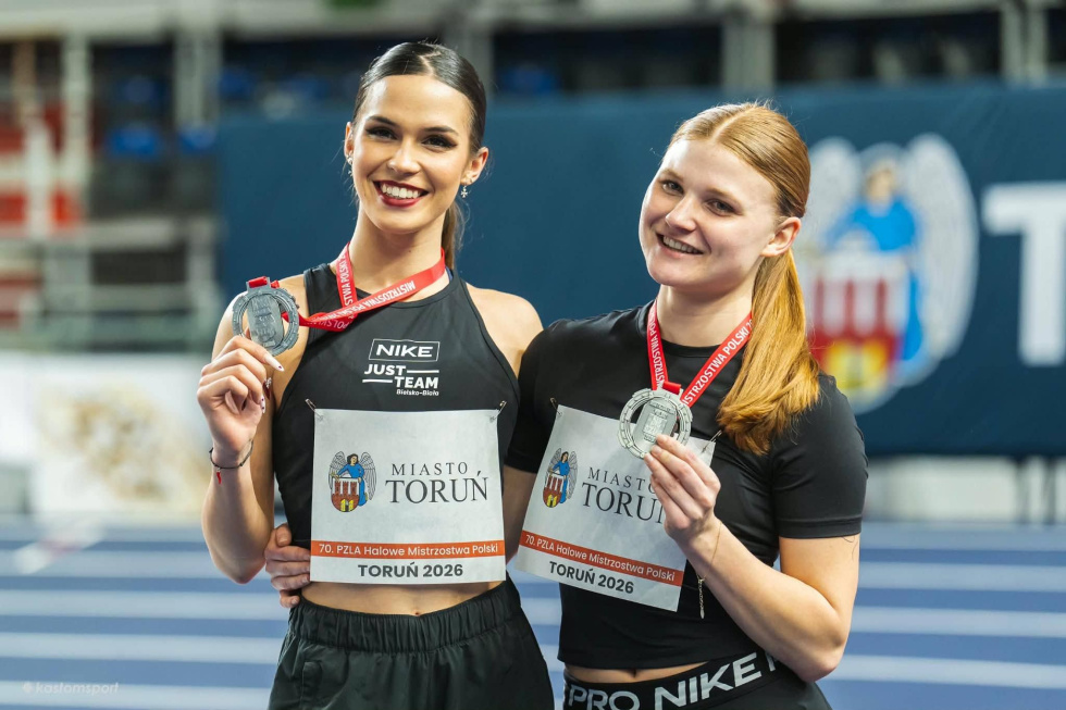 Na zdjęciu stojący ludzie 