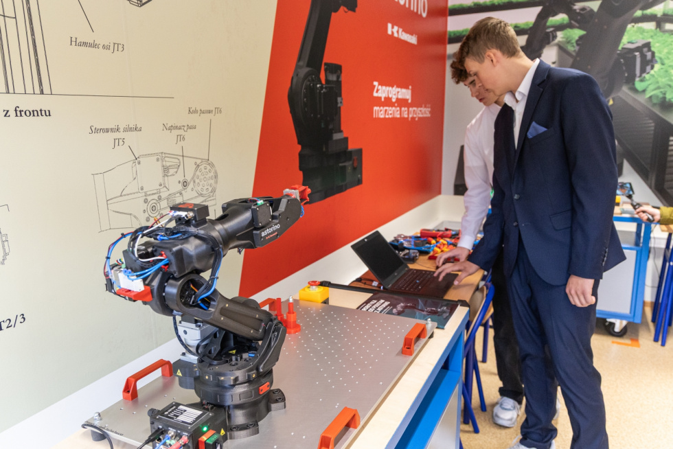 Na zdjęciu robot i uczniowie w nowej pracowni