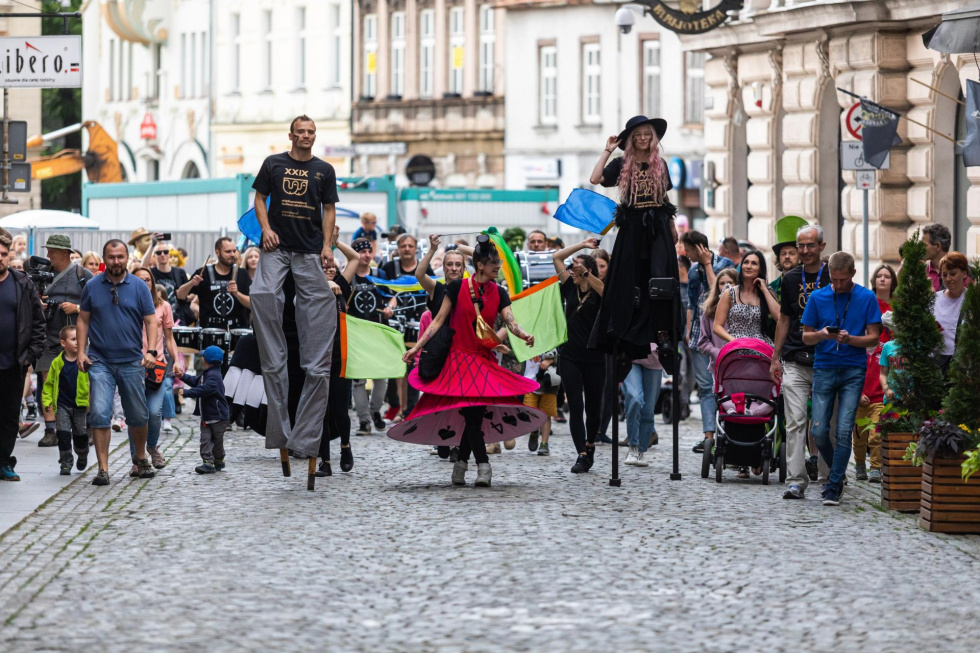 Na zdjęciu parada rozpoczynająca festiwal