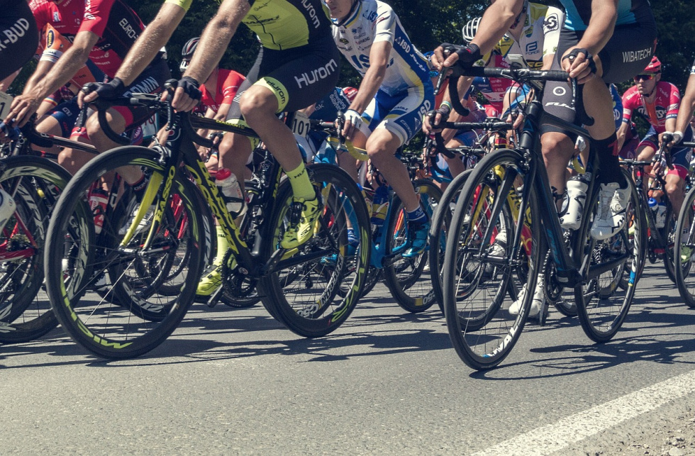 Na zdjęciu peleton rowerowy 