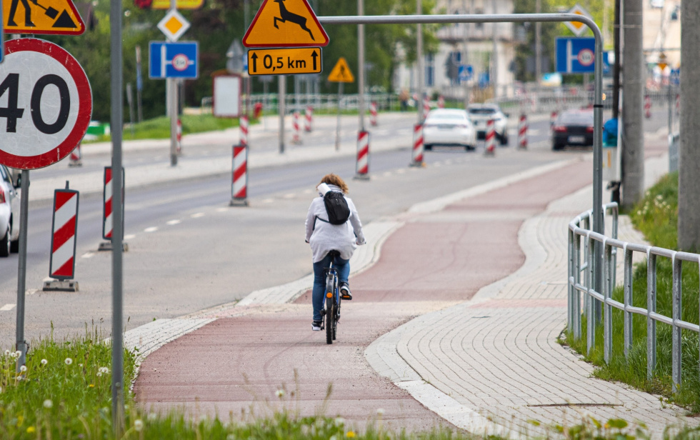 Na zdjęciu rowerzysta na ścieżce rowerowej 