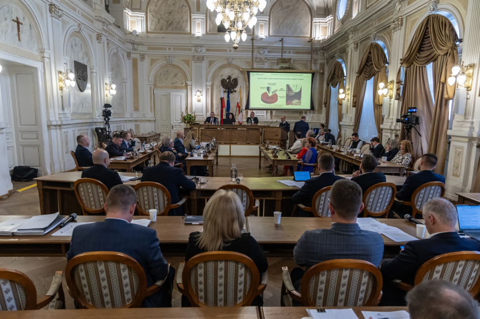 Na zdjęciu siedzący ludzie 