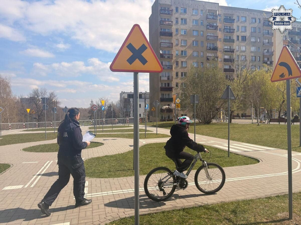 Na zdjęciu policjantka i rowerzysta 