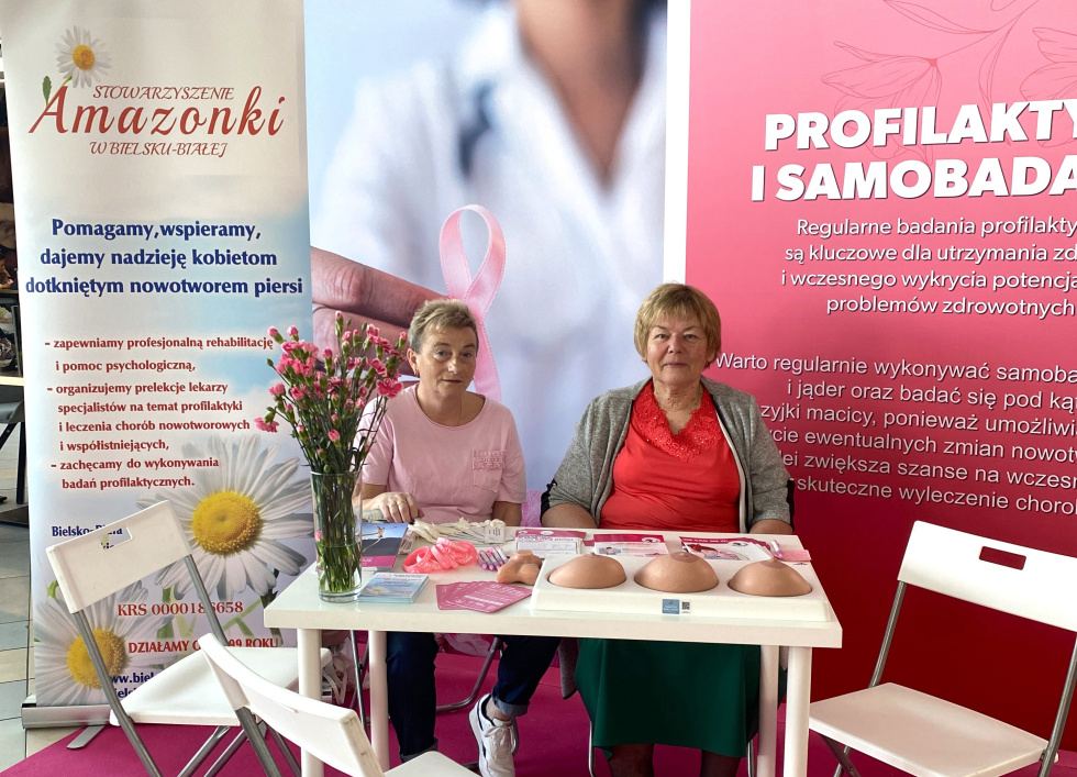 Na zdjęciu Amazonki przy swoim stoisku 