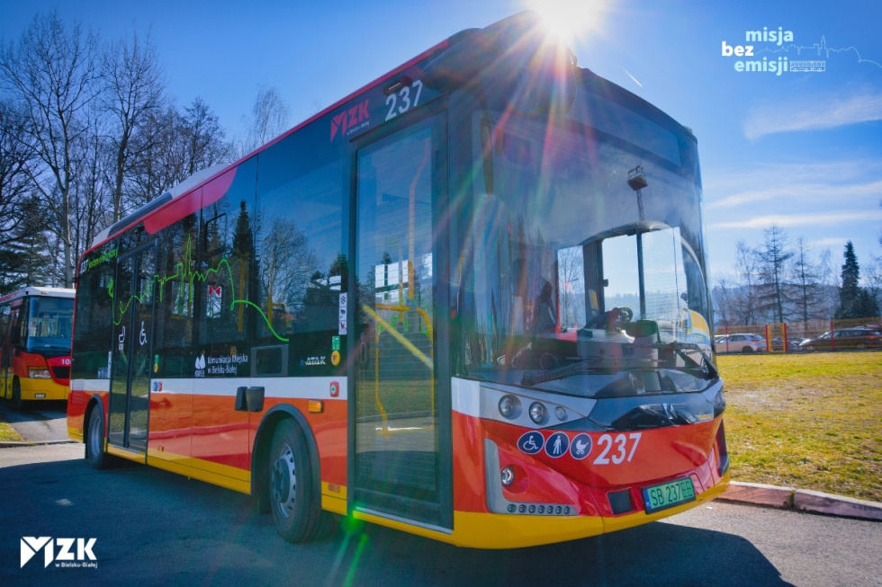 na zdjęciu nowy autobus