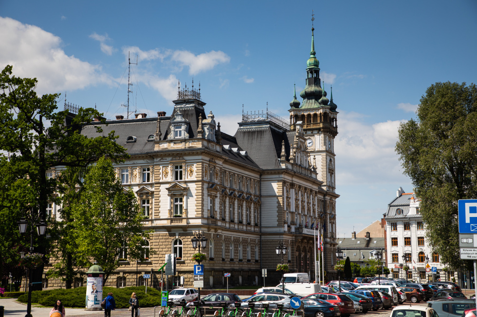 Na zdjęciu budynek Ratusza i samochody przed nim