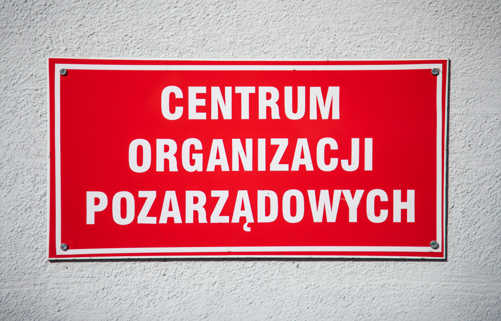 Na zdjęciu tabliczka: Centrum Organizacji Pozarządowych