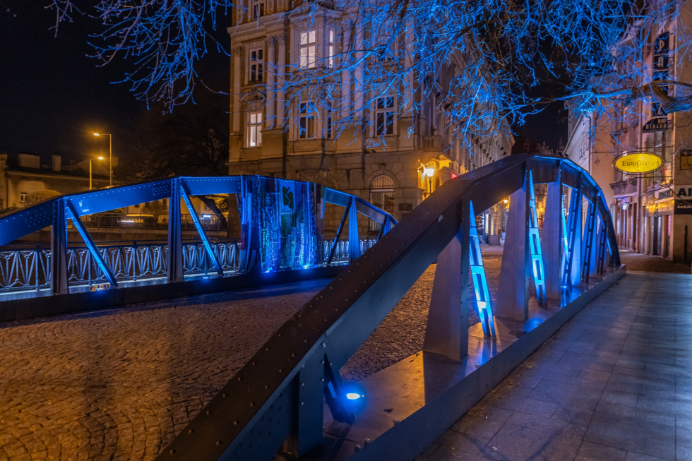 Na zdjęciu most na niebiesko podświetlony 