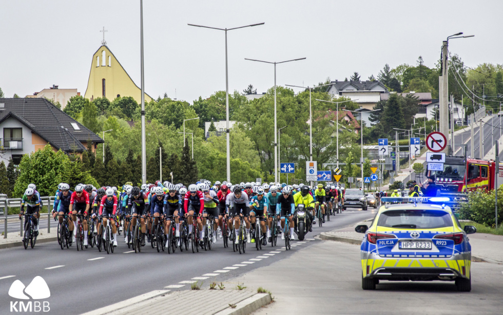 Na zdjęciu peleton kolarzy na ulicy w Bielsku-Białej  