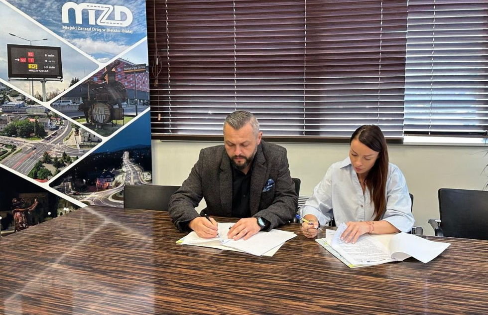 Na zdjęciu siedzący ludzie 