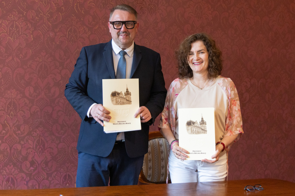 Na zdjęciu podpisujący umowę prezentują dokument 