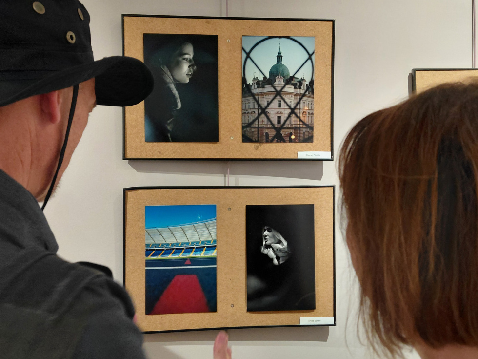 Na zdjęciu wystawa Fotowarsztat – Akademii Fotografii FotoGrupa2B 
