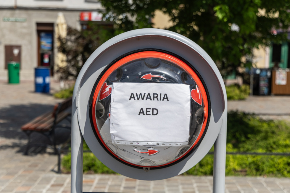 Na zdjęciu defibrylator z napisem: awaria 