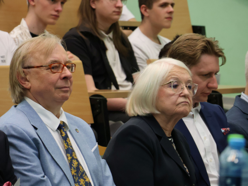 Na zdjęciu siedzący ludzie 