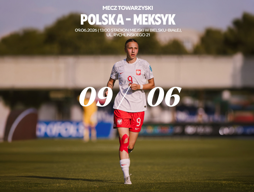 Osoba w sportowym stroju piłkarskim z numerem 9 stoi na boisku, a w tle widoczny jest tekst zapowiadający towarzyski mecz piłki nożnej między Polską a Meksykiem.