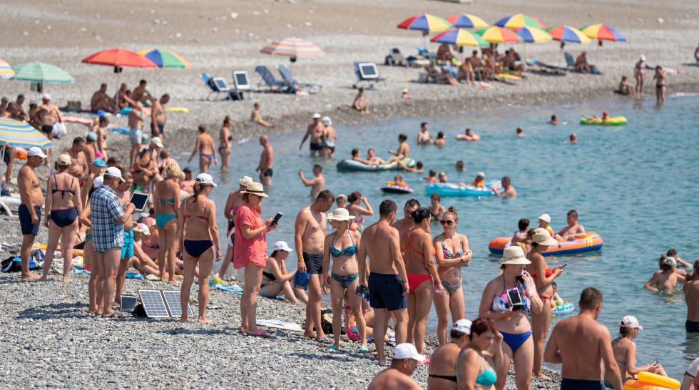 Na zdjęciu osoby na plaży