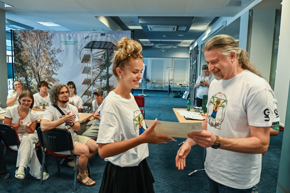 Uczestniczka Camp Generation 29 odbiera certyfikat od Przemysława Smyczka