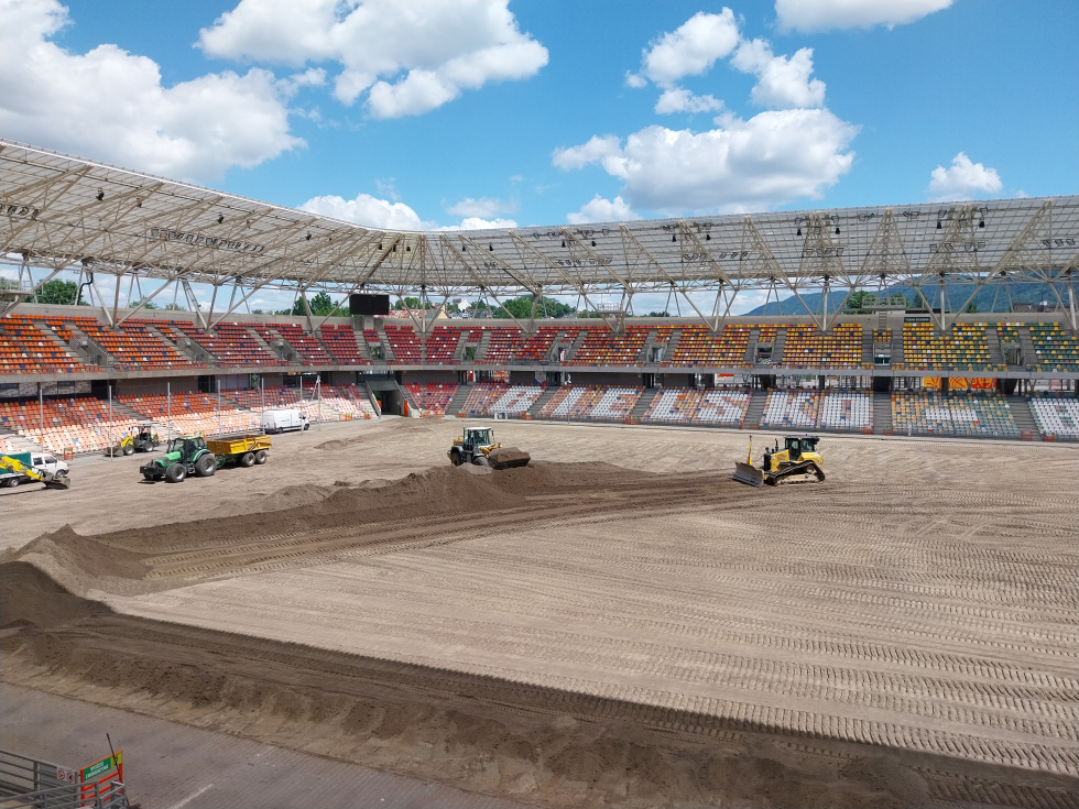 Na zdjęciu prace przygotowawcze pod wymianę murawy na stadionie 