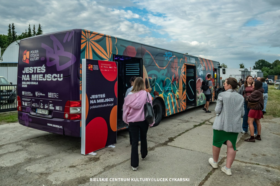 Na zdjęciu autobus PSK i ludzie wokół niego 