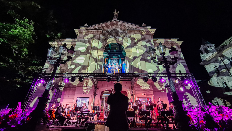 na zdjęciu koncert w oknie Teatru Polskiego