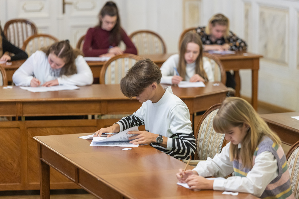 Na zdjęciu uczestnicy jednej z poprzednich edycji olimpiady piszą test