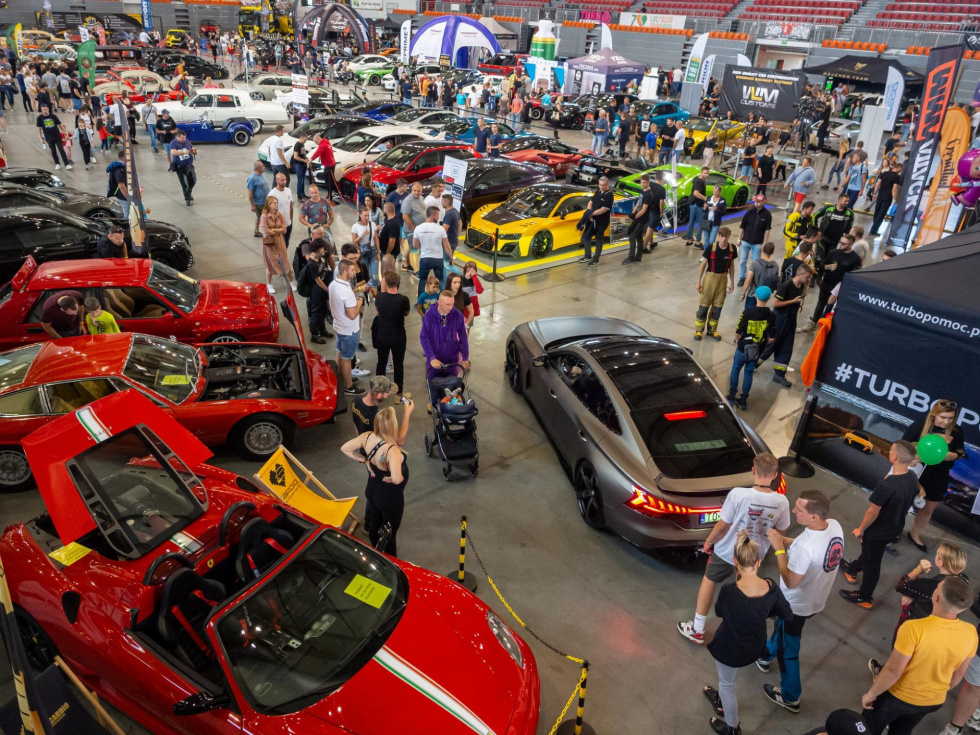 Na zdjęciu samochody w hali pod Dębowcem podczas poprzedniej edycji Moto show