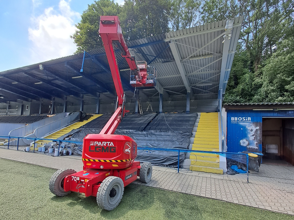 Na zdjęciu zwyżka podczas remontu dachu nad trybunami na stadionie
