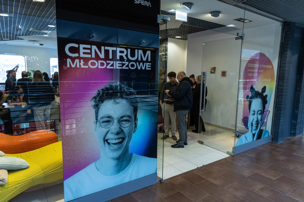 Na zdjęciu wejście do Centrum Młodzieżowego 