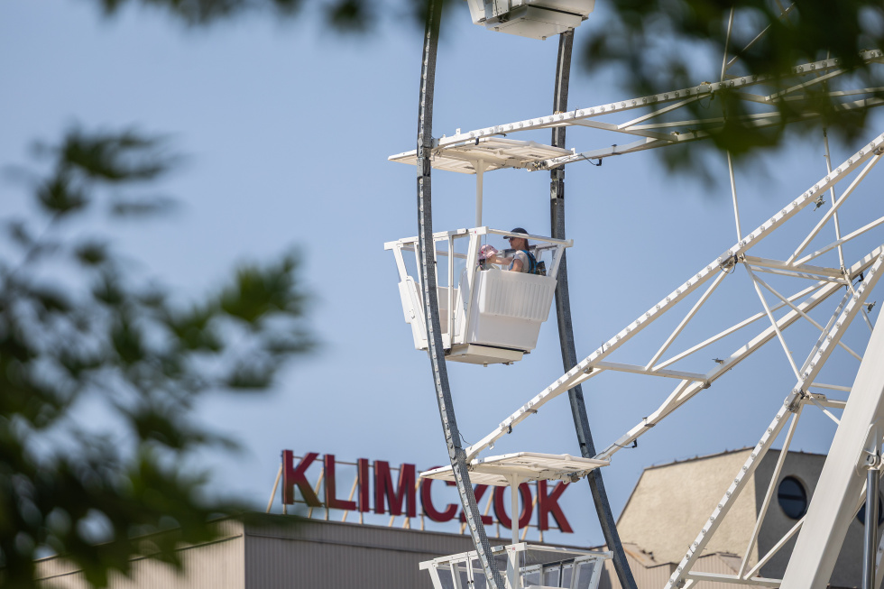 Na zdjęciu gondola z użytkownikami w środku, w tle napis Klimczok 