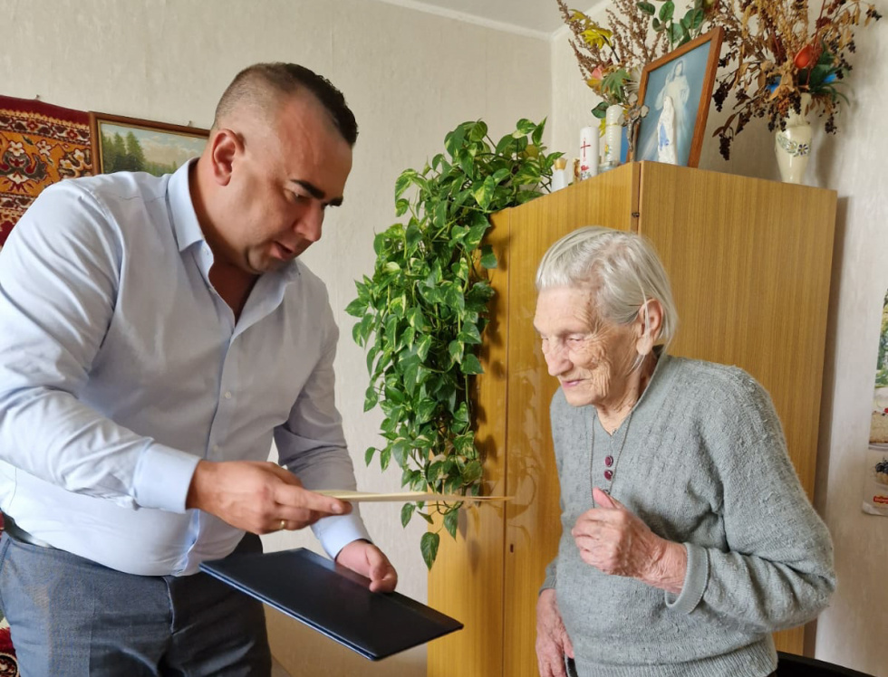 Na zdjęciu wiceprzewodniczący Rady Miejskiej w Bielsku-Białej Karol Markowski i jubilatka Albina Mankiewicz