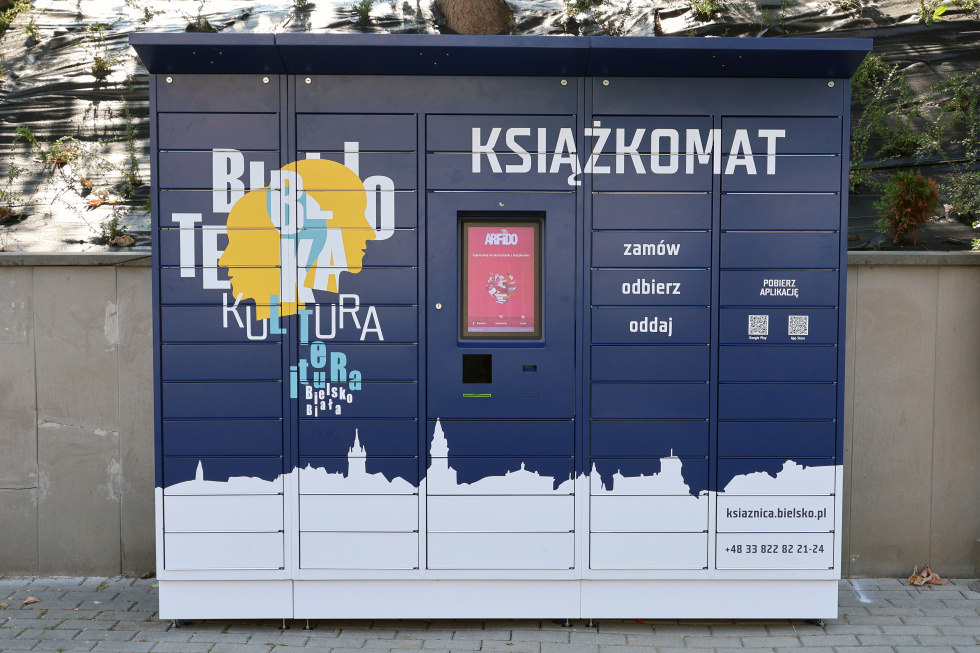 Na zdjęciu jest książkomat 
