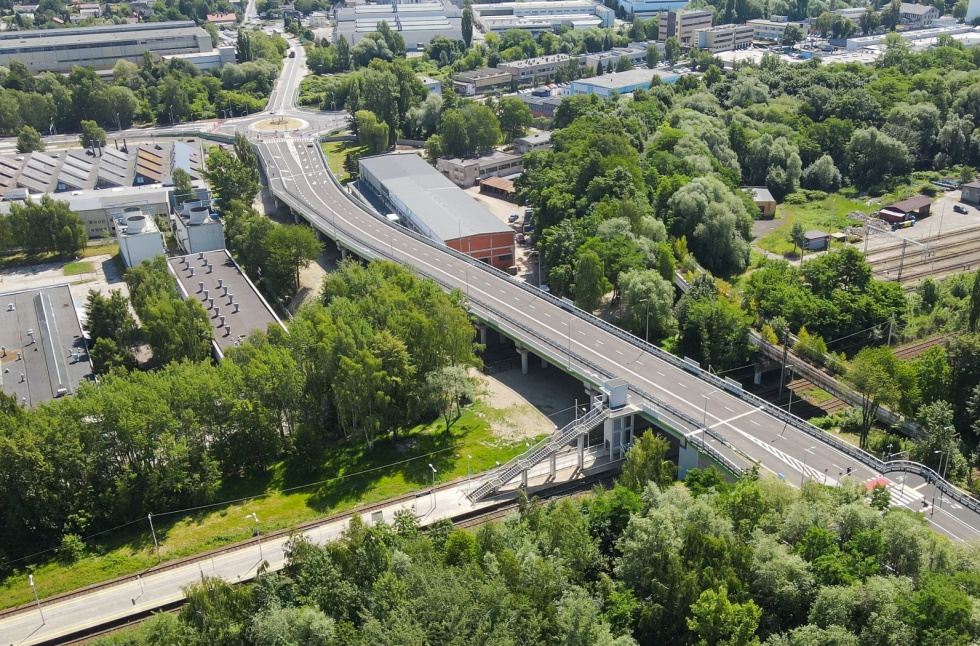 Na zdjęciu wiadukt w ciągu ulicy Kwiatkowskiego - widok z drona