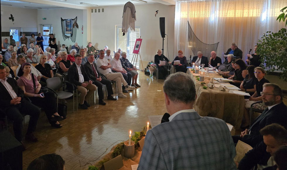 Na zdjęciu czytający i słuchacze 