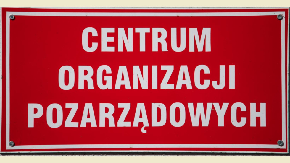 Na zdjęciu szyld Centrum Organizacji Pozarządowych