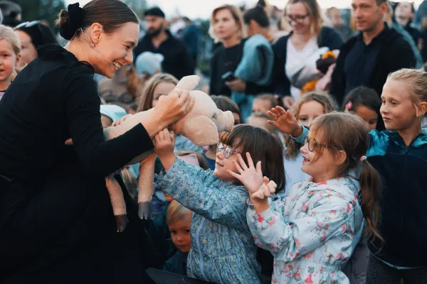 Na zdjęciu aktorka i dzieci 