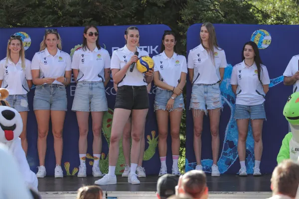 na zdjęciu siatkarki podczas prezentacji