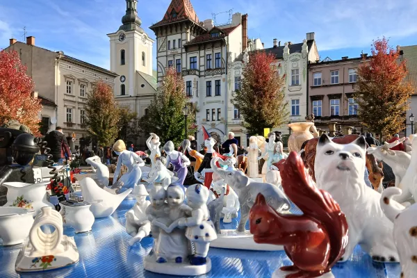 Na zdjęciu giełda staroci w Białej 