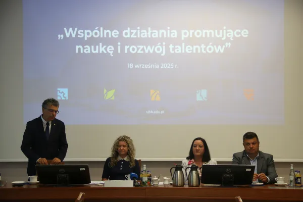 Na zdjęciu siedzący ludzie 