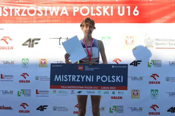 Na zdjęciu stojący ludzie 