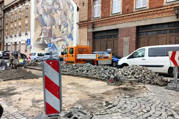 Na zdjęciu brukowanie ulicy 