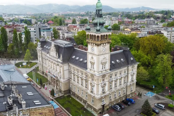 Na zdjęciu budynek Ratusza widziany z góry
