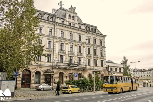 Na zdjęciu autobus Ikarus przed hotelem Prezydent 