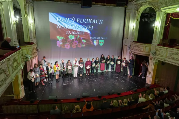 Na zdjęciu stojący ludzie podczas gali Dnia Edukacji Narodowej 