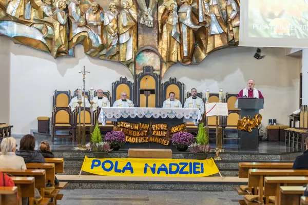 Na zdjęciu siedzący ludzie 