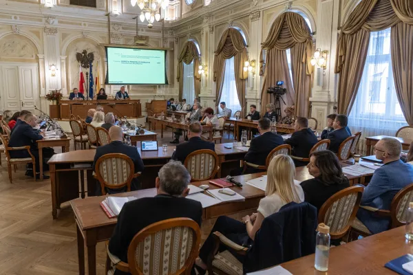 Na zdjęciu siedzący ludzie 